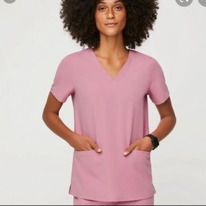 NWT FIGS SCRUB CASMA THREE POCKET TOP IN CHALK PINK